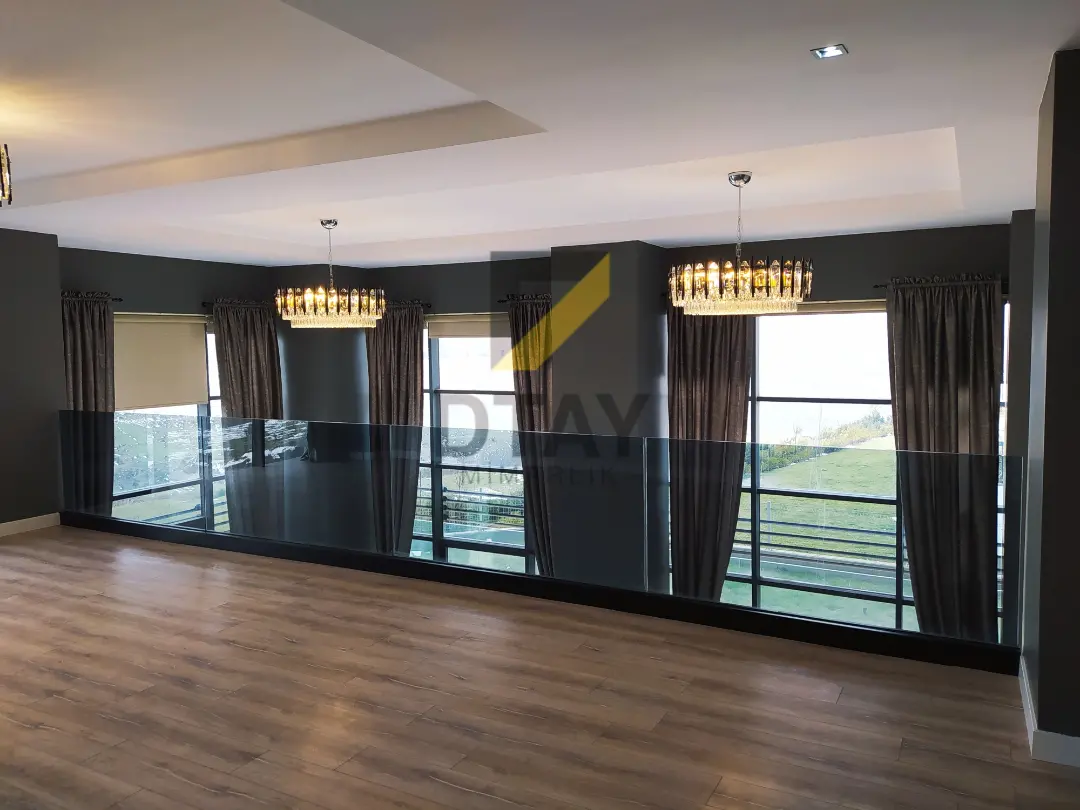 Bahçeşehir Penthouse — üst kat — salon